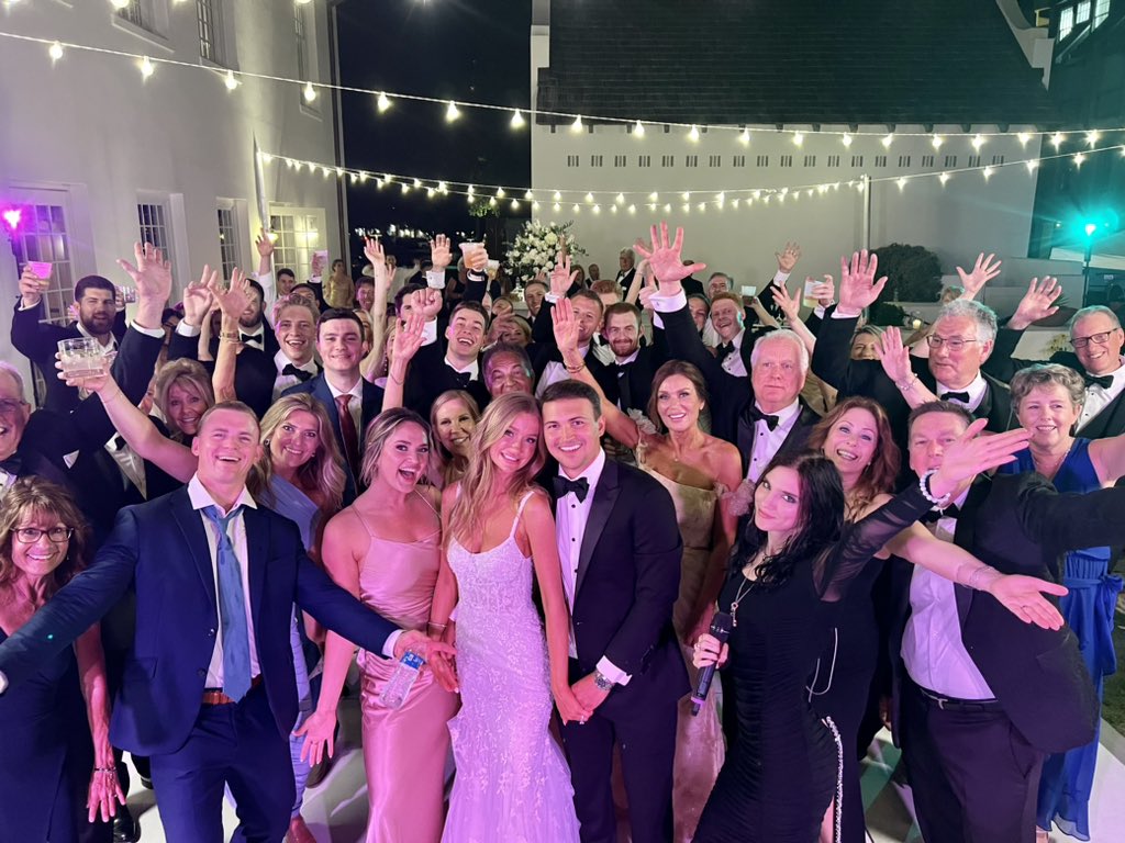 🎉Congratulations🎉
❤️Alexandra & Zach❤️
.
#flybyradio #wedding #weddingband #weddingentertainment #weddingreception #rosemarybeach #floridawedding #musicgardenbands