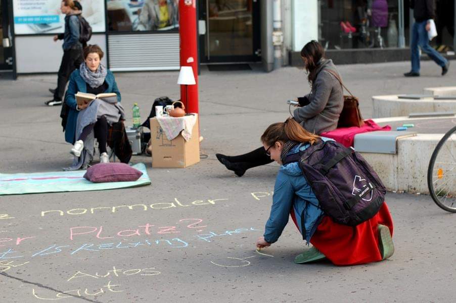 CDlabaja's tweet photo. Der öffentliche Raum und seine Möblierung beschäftigen mich nun schon viele Jahre. Verknüpft mit der Frage nach dem Recht auf Stadt und den diversen Nutzer:innen. 2012 haben wir unsere erste Intervention, mit einem öffentlichen Wohnzimmer im Rahmen des #urbanize konzipiert. https://t.co/l7MEEt99ER