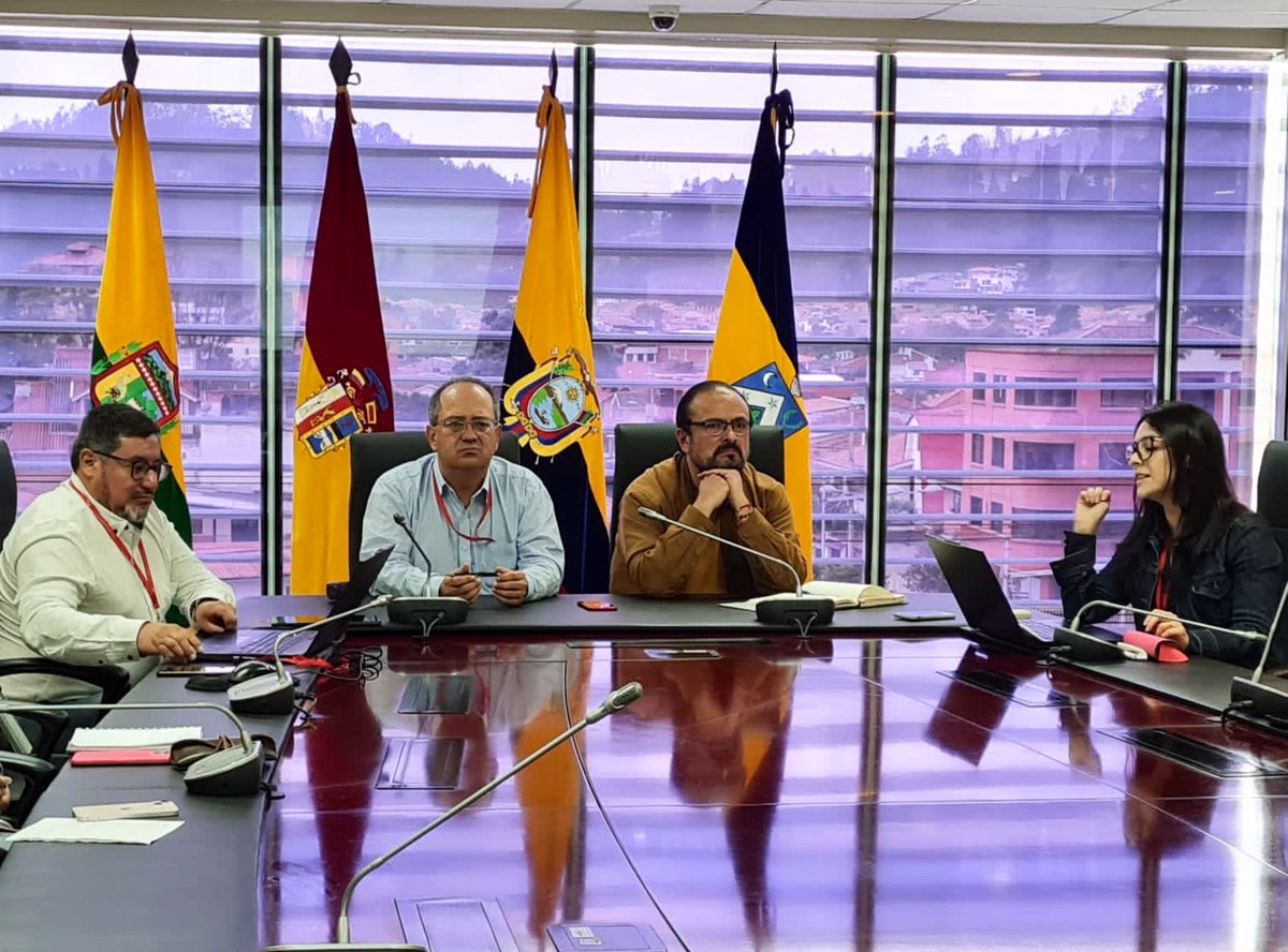 ECU911Austro's tweet photo. #Cuenca| Hoy recibimos la visita del  Gobernador @elcarrascoc en las instalaciones del #ECU911Austro. 

Junto al Coordinador Zonal @EstebanCoronel, la autoridad provincial conoció de cerca el modelo de gestión para la atención a emergencias. 

@goberazuay 
#El911EsNuestro https://t.co/3AXYjPGOUJ