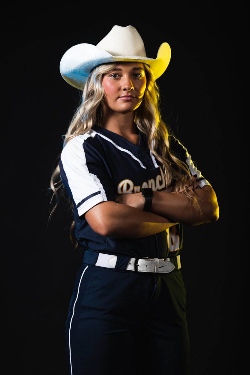 Rylee Lemos with a leadoff home run to give Central Oklahoma a 1-0 lead in the Central Regional final!

<a href="/UCOSoftball/">UCOSoftball</a> x #RollChos