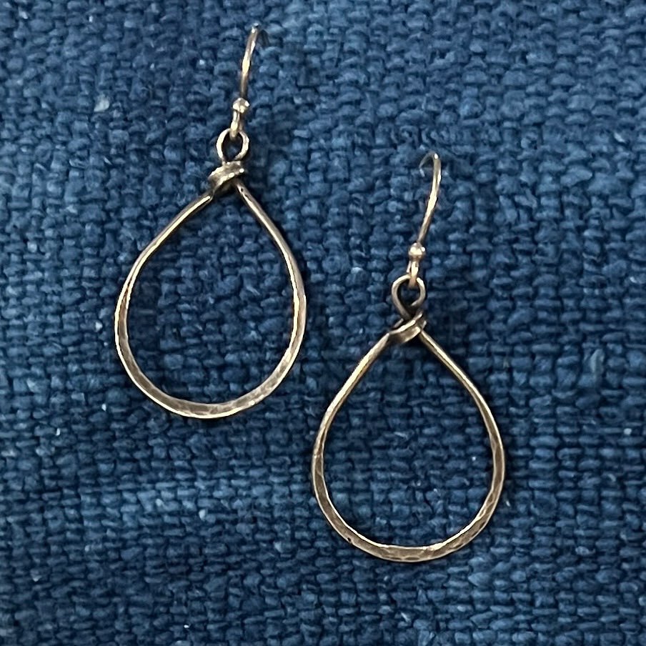 flatlandalpacas's tweet photo. Thanks to @kristen.mara for these lovely earrings! Find her swag @stoningtonfarmersmarket @the_velvetmill 
.
#handcrafted #sterling #ctmade #gifttomyself #stoningtonfarmersmarket #thevelvetmill https://t.co/DH6S7Pw7qy https://t.co/t5nIeJ6q8o