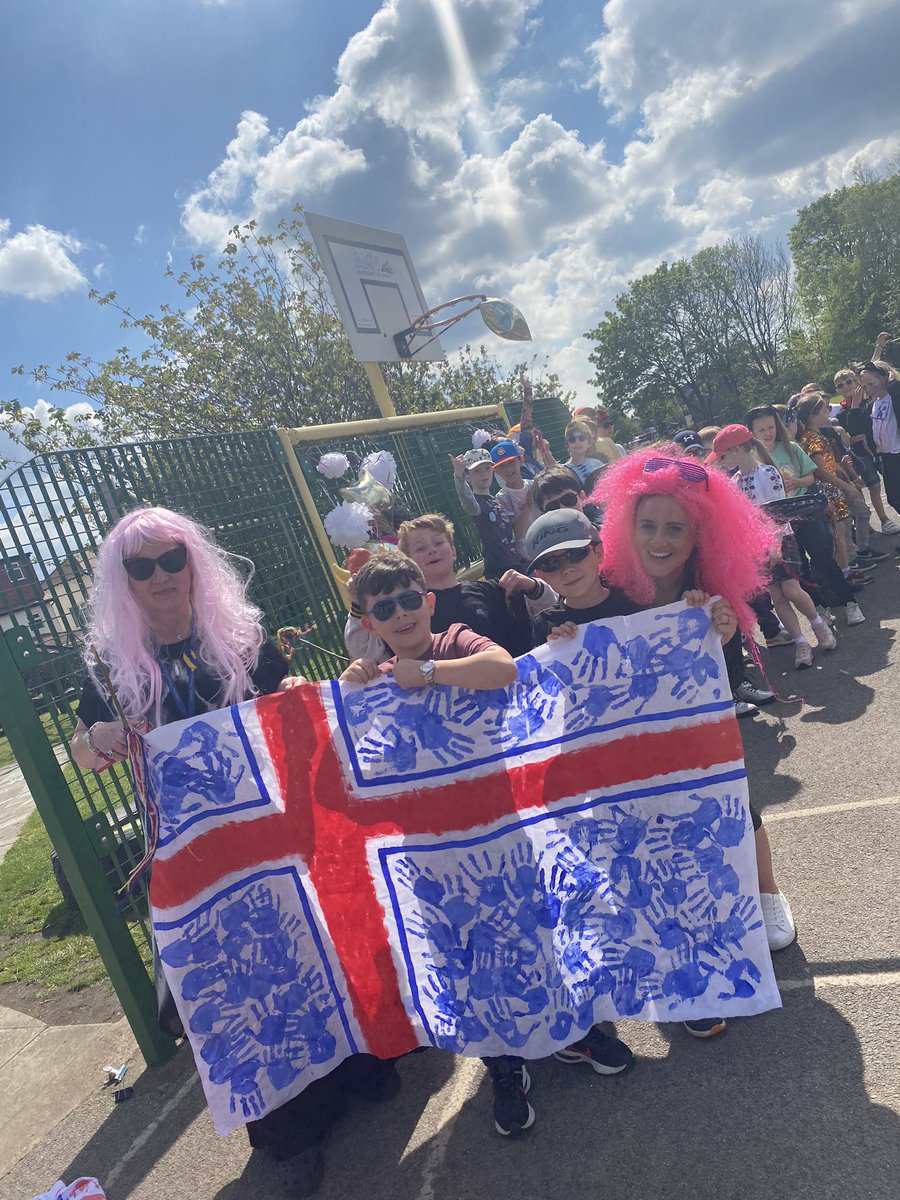 ValewoodPrimary's tweet photo. What an AMAZING, musical showcase of past @eurovision songs we celebrated in the ☀️shine, yesterday! ⭐️👫🎶🎤  🇮🇪 🇳🇴 🇩🇰 🇸🇪 🇬🇧 🇮🇸 It was a glorious end to another very busy, VPS week! 😍 https://t.co/QvlYXbytUF