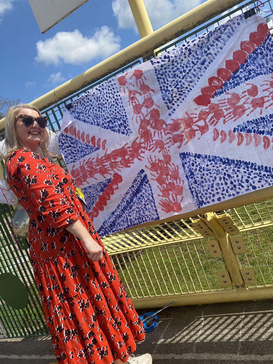 ValewoodPrimary's tweet photo. What an AMAZING, musical showcase of past @eurovision songs we celebrated in the ☀️shine, yesterday! ⭐️👫🎶🎤  🇮🇪 🇳🇴 🇩🇰 🇸🇪 🇬🇧 🇮🇸 It was a glorious end to another very busy, VPS week! 😍 https://t.co/QvlYXbytUF