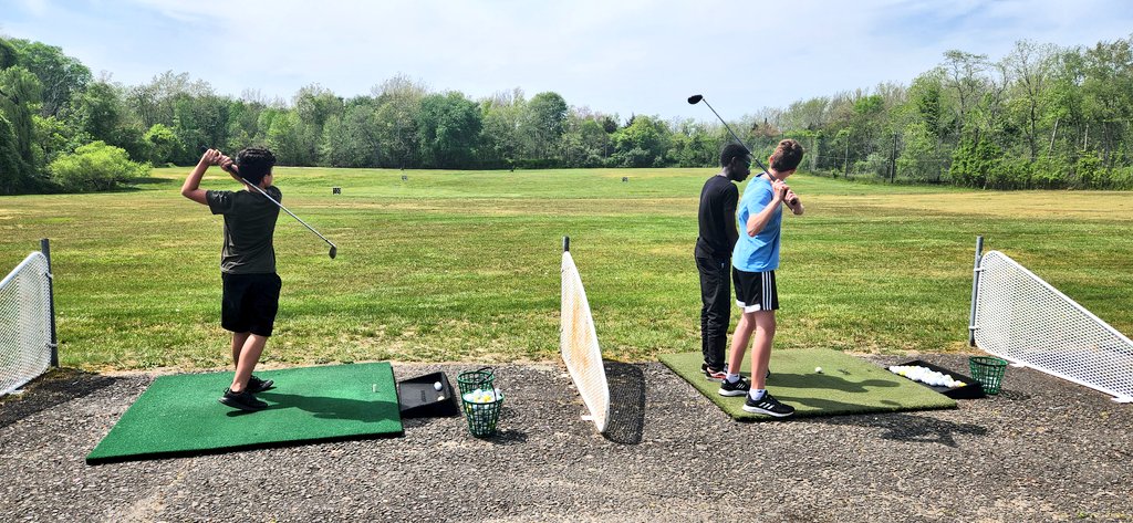 neptunegolfteam's tweet photo. NMS Golf Club range session & free lesson with PGA pro, Tommy Jaeger, at Spring Meadow. Thanks also to the @neptunegolfteam members who volunteered to help out the middle school kids! @Scarlet_Fliers #flierpride #tunesquad #getyourkidsgolfing #neptunegolfalumni https://t.co/cMznrmXul1