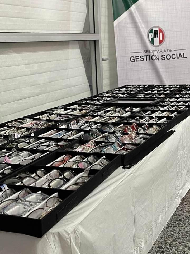 GestionSLPPRI's tweet photo. Continuamos con la #JornadaDeSaludVisual los esperamos en el edificio PRI San Luis Potosí , 11:00 a.m a 4:00 p.m. #AquiEstaElPri 
#SomosRevolucionarios🟢⚪️🔴
@luzelenaarella4 https://t.co/GQACUjEr4G