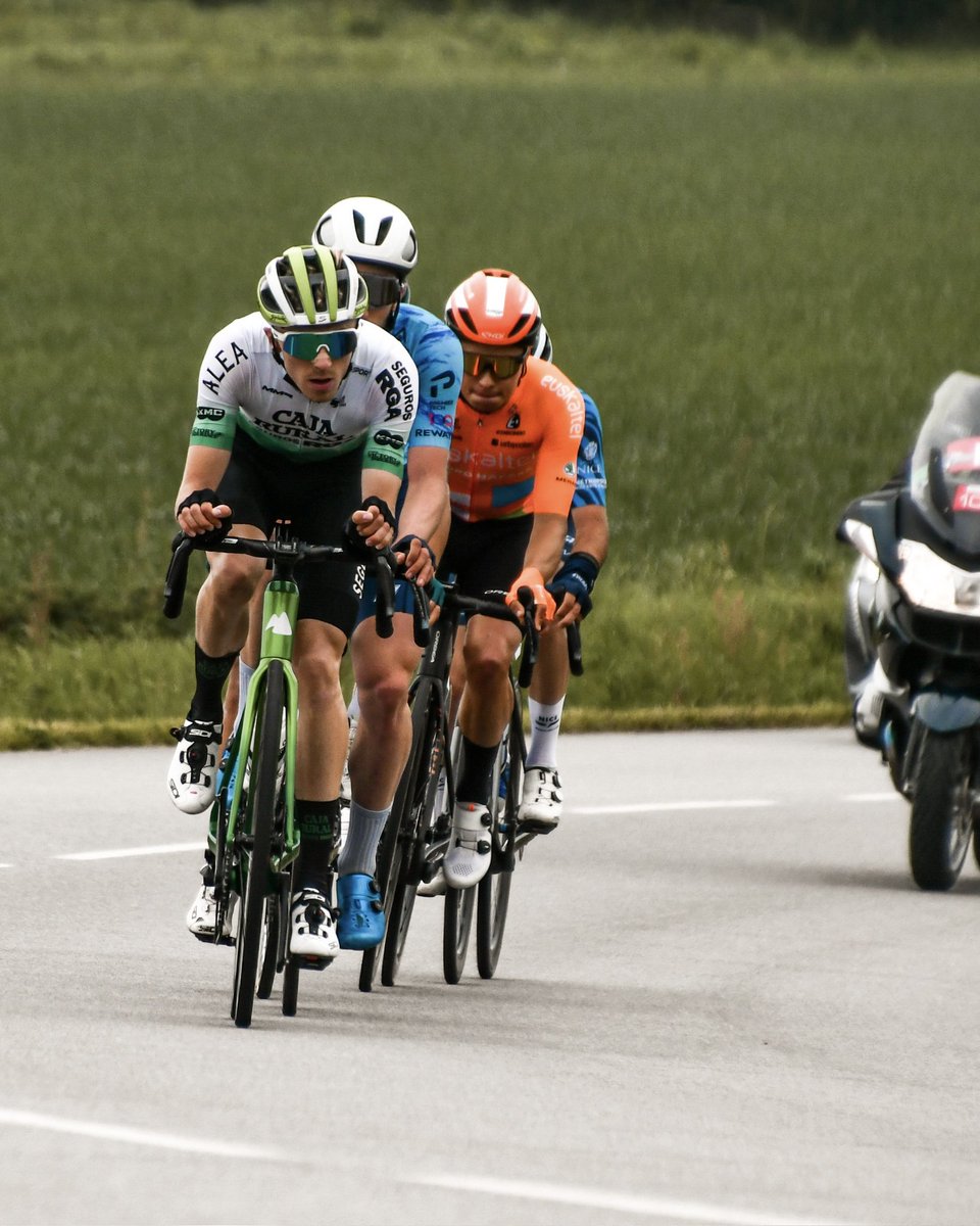 Team Caja Rural-RGA (@cajarural_rga) on Twitter photo 🇨🇵 El infortunio en el momento decisivo apartó a <a href="/BarrenetxeaJon/">Jon Barrenetxea</a> de pelear la victoria en el #TourduFinistere. Además, la combatividad de <a href="/CalumjohnstonCj/">Calum Johnston</a> salió a relucir en la escapada del día.
📸 Cassandra Donne
#Súmatealverde 💚 🇨🇵 El infortunio en el momento decisivo apartó a <a href="/BarrenetxeaJon/">Jon Barrenetxea</a> de pelear la victoria en el #TourduFinistere. Además, la combatividad de <a href="/CalumjohnstonCj/">Calum Johnston</a> salió a relucir en la escapada del día.
📸 Cassandra Donne
#Súmatealverde 💚