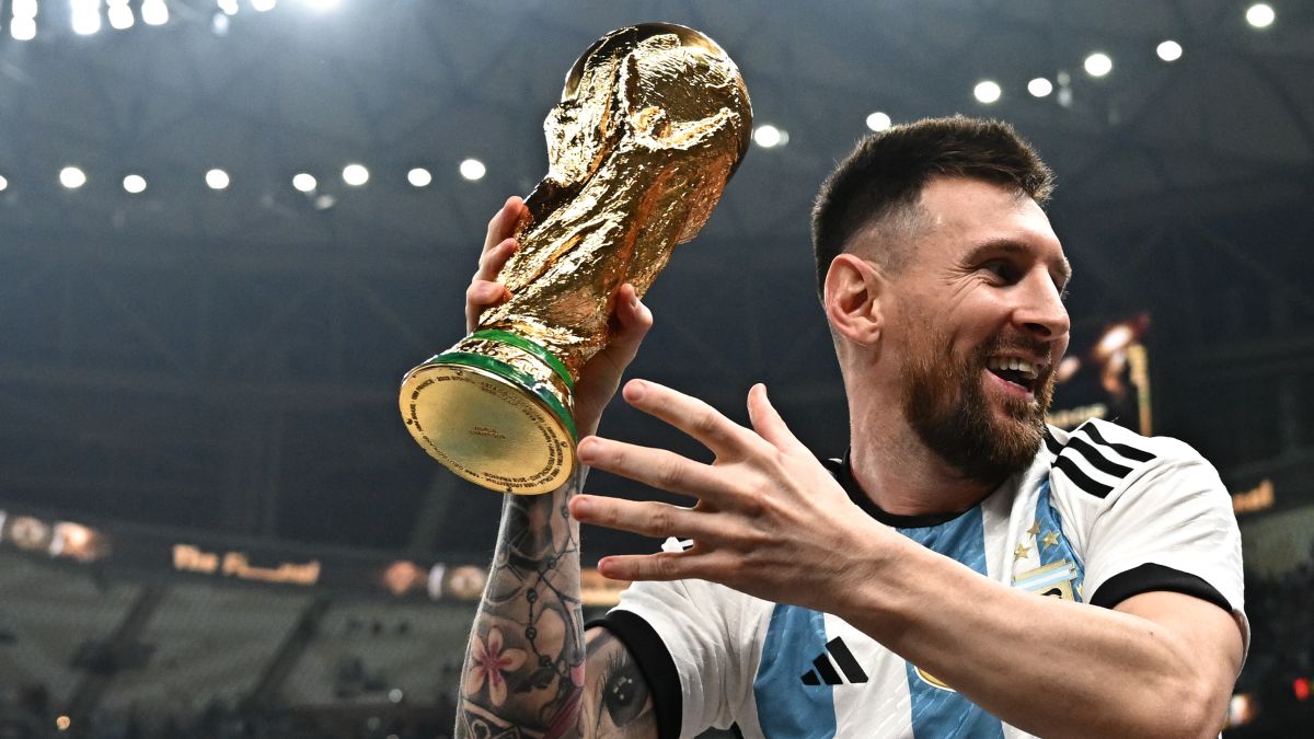 ismanewells's tweet photo. Messi campeón del mundo.
Una versión épica de Messi, buen corte de pelo, barba prolija y con la del mundo, este último detalle suma bastantes puntos.

9/10 https://t.co/fTSeu9i1HT
