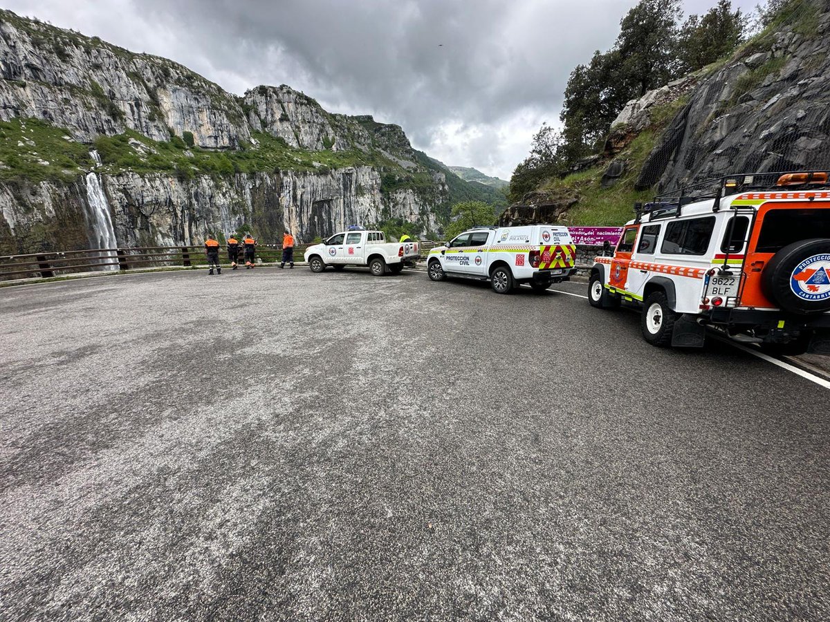 PCREINOSA's tweet photo. Una parte de nuestro equipo está en el simulacro de espeleosocorro en la cueva de la Gandará con los compañeros de PC Arredondo, PC Cartes, PC Polanco y PC Cayón junto con Cruz Roja, UME, Guardia Civil, Técnicos del Gobierno de Cantabria https://t.co/mDnoleSjas
