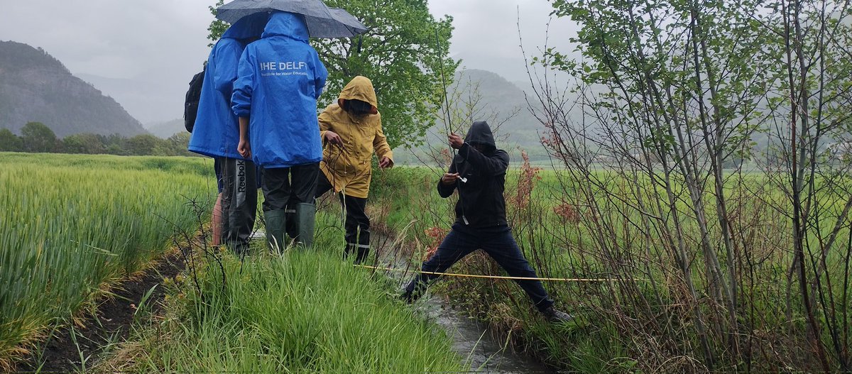 Rainfall in Digne: perfect moment to measure discharge. Students from @ihedelft and GroundwatCh study water resources and hydrological processes employing multiple techniques: hydrometry, meteo stations, tracers, geophysics.
@Micha_Werner, @joewenne, @KKatsanou, @AlessCattapan