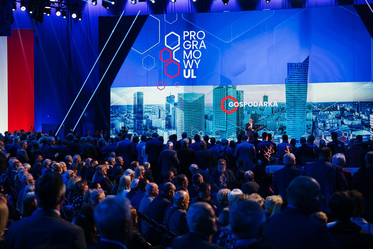 MorawieckiM's tweet photo. Rządy @pisorgpl to gwarancja równych szans dla wszystkich Polaków. Nie ma w Polsce miejscowości za małych na inwestycje. Dlatego inwestujemy i będziemy inwestowali w Polskę lokalną. #ProgramowyUL #KonwecjaPiS https://t.co/HhDCVffTAL