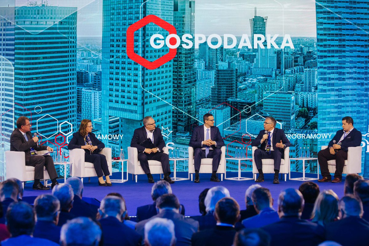 MorawieckiM's tweet photo. Rządy @pisorgpl to gwarancja równych szans dla wszystkich Polaków. Nie ma w Polsce miejscowości za małych na inwestycje. Dlatego inwestujemy i będziemy inwestowali w Polskę lokalną. #ProgramowyUL #KonwecjaPiS https://t.co/HhDCVffTAL