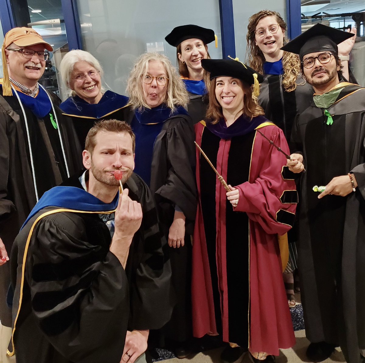#heymac Robes✅ Hats✅wands✅
@MacalesterBio is all set to cheer the graduating class of 2023 @Macalester #graduation2023 🎉🎊🎓 #AcademicChatter #academiclife 
📸@marcpisansky