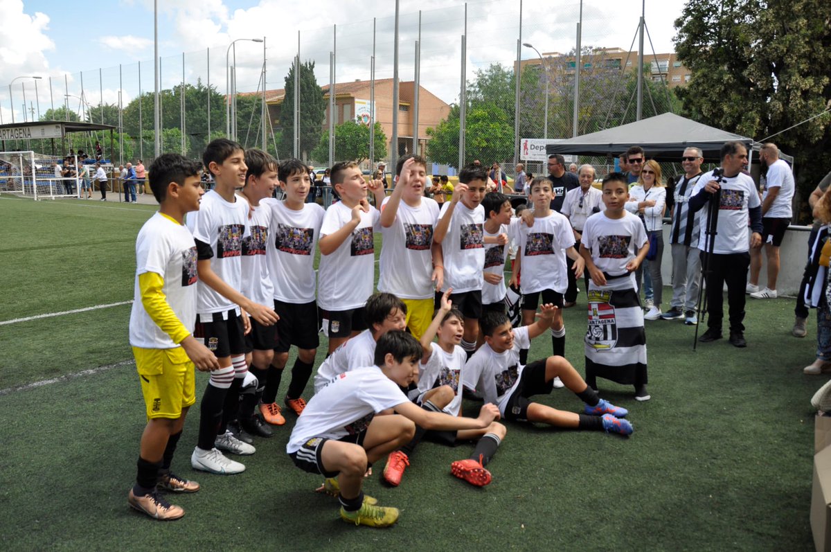 FCC_Cantera's tweet photo. ALEVÍN C | Tras su victoria por 6-1 frente a La Vaguada nuestro equipo de #SegundaAlevín se han proclamado 𝑪𝑨𝑴𝑷𝑬𝑶𝑵𝑬𝑺 en la penúltima jornada de liga.

🏆¡Enhorabuena a @Victor_Pelli, @garciviss y a todos sus jugadores por este merecido título!

#CanteraAlbinegra https://t.co/md8EGVnOPW