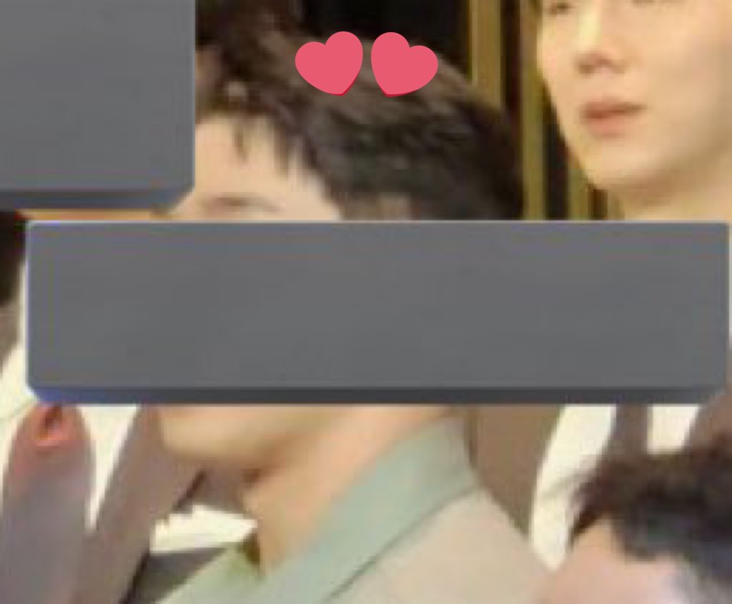 _iqazal_'s tweet photo. they really tried to hide Wonho’s face like we don’t know they’re standing next to each other

haha nice try…😂 https://t.co/2QdL04QkLO