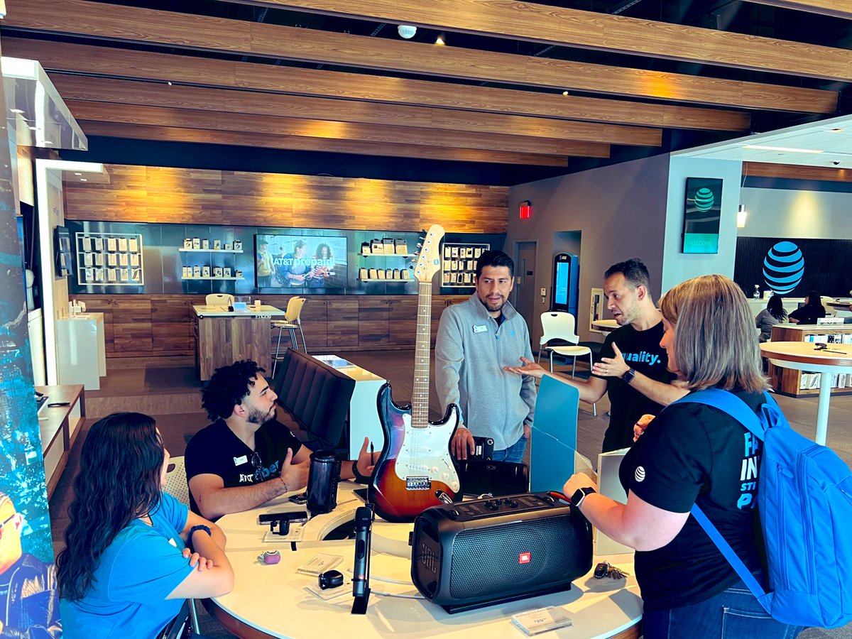 sal_belliard's tweet photo. @Sarah_Poole85 stopped by our location and let’s just say Waterford is ready. Fiber knowledge leveled up! Thank you for quizzing our team and sharing your best practice. #Fibertastic #LifeAtATT #OneFLA @JaysonGuerrier @AbdoNabeal @Lorzatty @delson_2016 https://t.co/Xwb0Strvhg