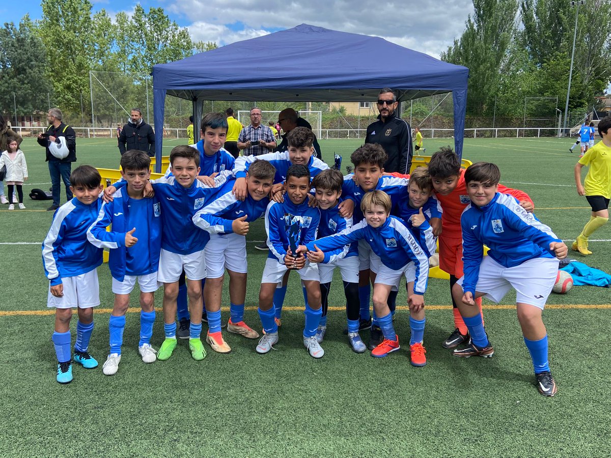 cd_yunquera's tweet photo. ¡𝙀𝙉𝙃𝙊𝙍𝘼𝘽𝙐𝙀𝙉𝘼 𝘾𝘼𝙈𝙋𝙀𝙊𝙉𝙀𝙎! 👏🥈

Nuestros alevines consiguieron está mañana proclamarse subcampeones del Trofeo San Isidro organizado por el Caraquiz - Uceda E.F.

Aquí podrás ver cómo han llegado a la final ⬇️
https://t.co/wnCEo1MdCo

#CanteraCDY 🔵 #123yunquera https://t.co/w3hlEr2oNk