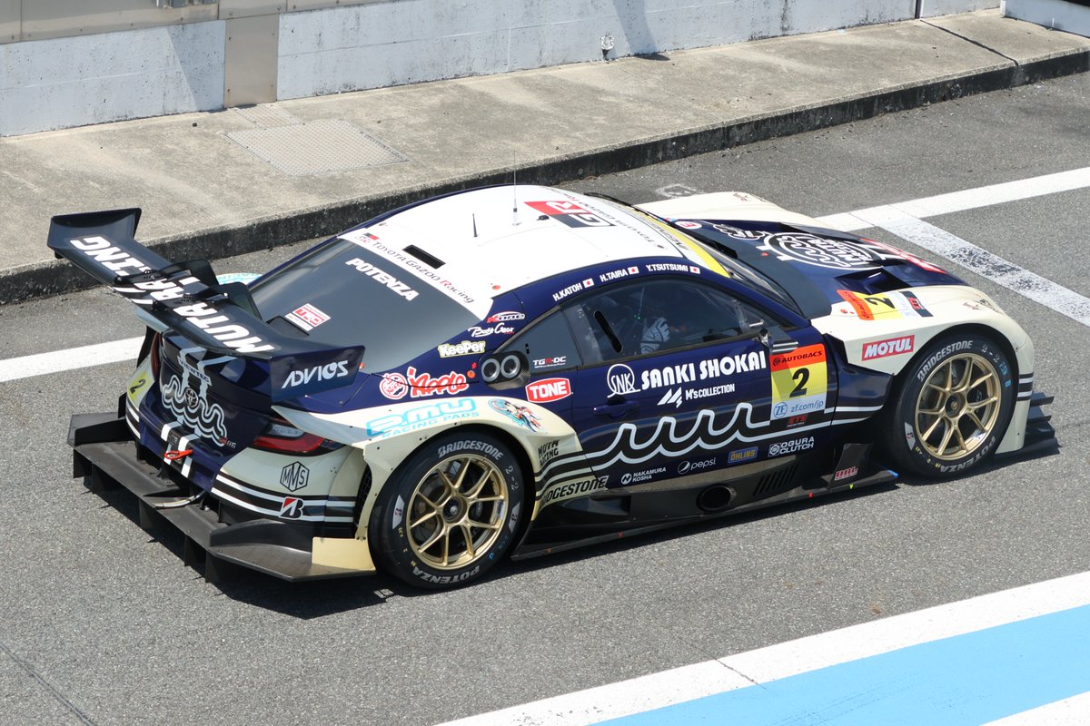defD11's tweet photo. 今年、GT300に新規定が導入された。
その中でもGR86 GTの2号車は、ムーンクラフトとのジョイントにより唯一無二の造形を実現した。
ここでは昨年型や他のGR86 GTとの比較をまとめる。
20、30号車のディティールはこちら
https://t.co/XX68MiyH2G
#SUPERGT https://t.co/5GJ7pE6ybx