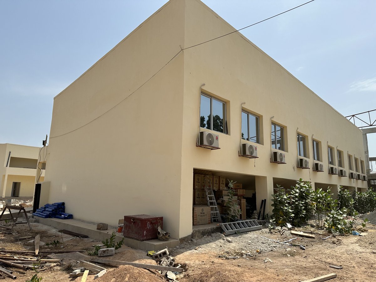 UAS_Ziguinchor's tweet photo. Le Recteur de l'UASZ et les partenaires sociaux #SAES, #SATUC, #SUDES visitent les chantiers des bâtiments pour l'UFR SES et l'UFR ST. Malgré les retards et les manquements signalés, la visite montre une avancée remarquable des travaux. #UASZ #chantiers #avancée #engagement. https://t.co/nZosn3hX4S