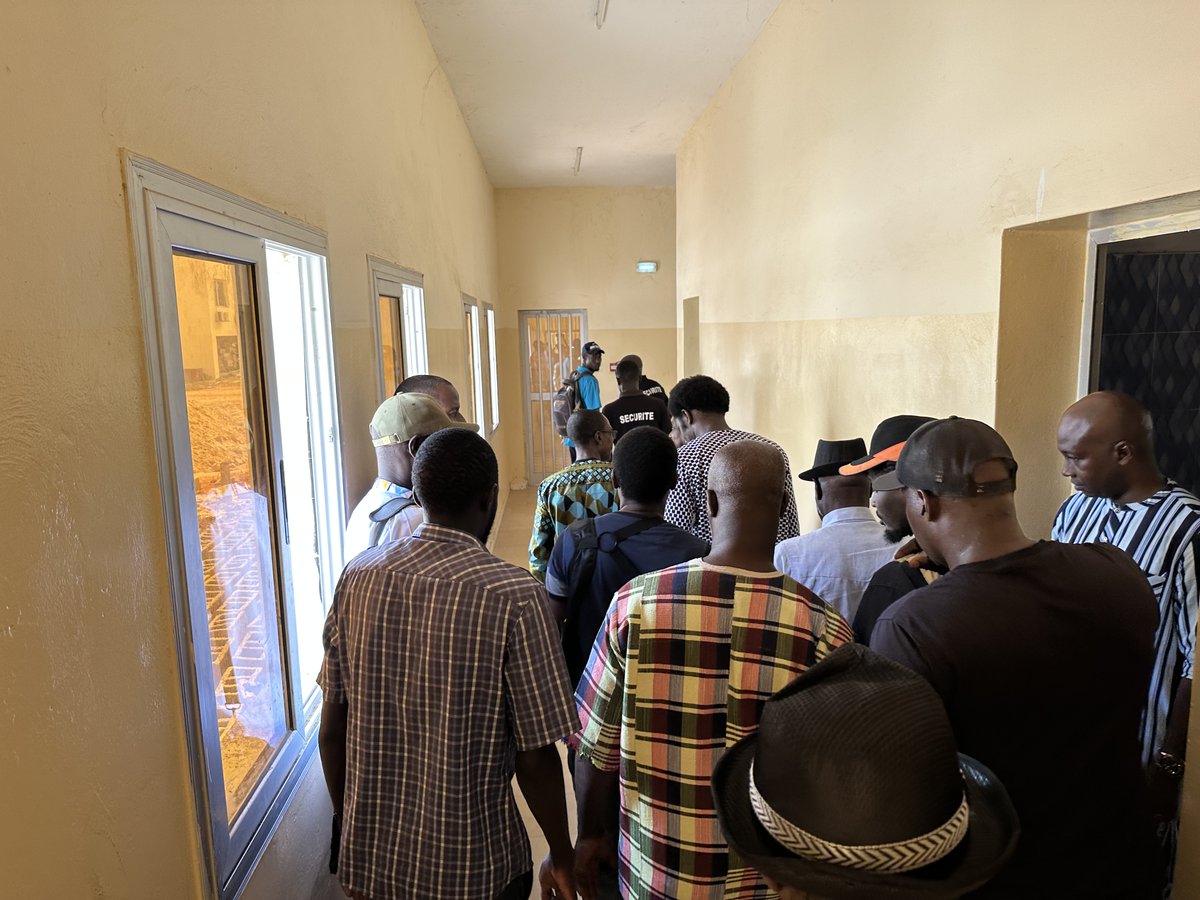 UAS_Ziguinchor's tweet photo. Le Recteur de l'UASZ et les partenaires sociaux #SAES, #SATUC, #SUDES visitent les chantiers des bâtiments pour l'UFR SES et l'UFR ST. Malgré les retards et les manquements signalés, la visite montre une avancée remarquable des travaux. #UASZ #chantiers #avancée #engagement. https://t.co/nZosn3hX4S