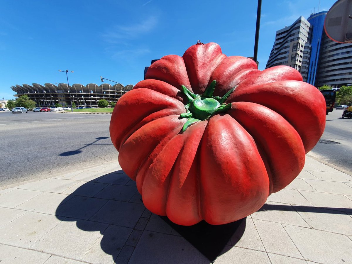 AjuntamentVLC's tweet photo. 🍅🍆Ja t'has trobat amb les hortalisses gegants d'#HortAttack? Pots trobar-les als carrers de #València amb motiu del 9⃣5⃣ aniversari del @MCentralVlc, que ha organitzat una gimcana fotogràfica📸
🍊Vols participar? ▶️Fins al 18 de maig 🗓️ https://t.co/JDldQfk4U0
#95MERCATCENTRAL https://t.co/awpUkFve1j
