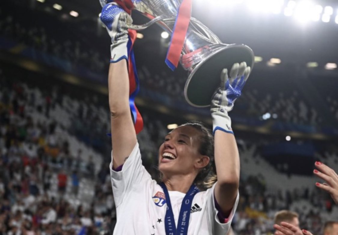 TeamChile_COCH's tweet photo. ¡SIEMPRE CRACK! 😍

La arquera Christiane Endler 🇨🇱 sumó una nueva 🏆 a su carrera, luego de ganar la Copa de Francia 🇫🇷 con el Olympique de Lyon. 

En la final, vencieron 2-1 al PSG.

¡Grande @TIANEendler! 🫶🏻

#VamosTeamChile 🇨🇱 https://t.co/kU2akXtebT