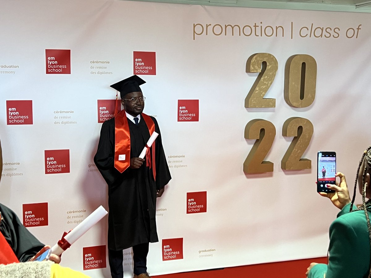 emlyon business school tweet media