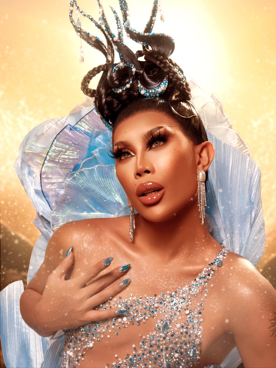 More photos from my @rupaulsdragcon Pink Carpet look ✨💅 

Come visit booth 602 to see the rest of the fashion we prepared. Only few merch left so time to snatch them 🏝️🛍️