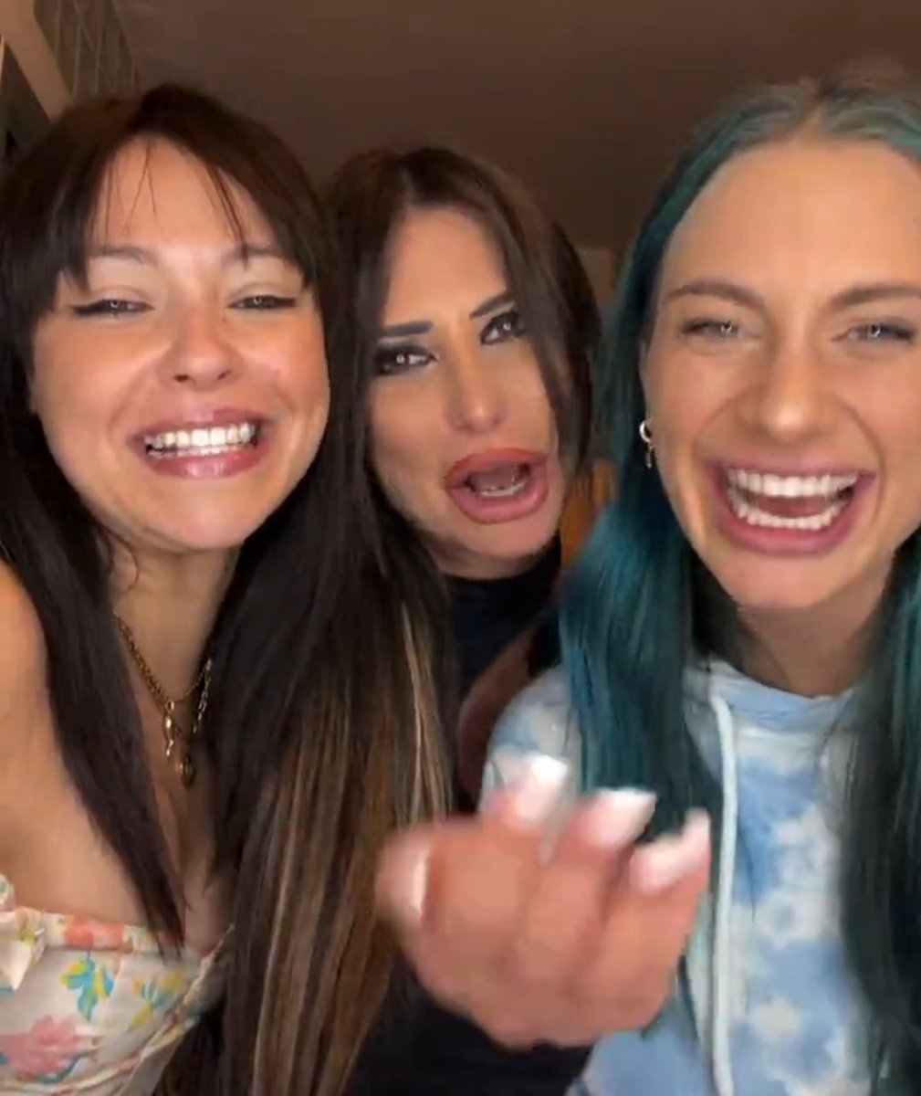 grazia_nonna's tweet photo. La diretta con Nikita, Martina e Sarah mi ha fatto morire ๐
Veramente simpatiche insieme
Mancavano solo @Anto_Fiordelisi e Ginevra ๐
@Uraganonikita @MartinaNasoni_
#nikiters #pullula #sarahaltobello #martinanasoni #donnalisi https://t.co/qMoc0wqaQi