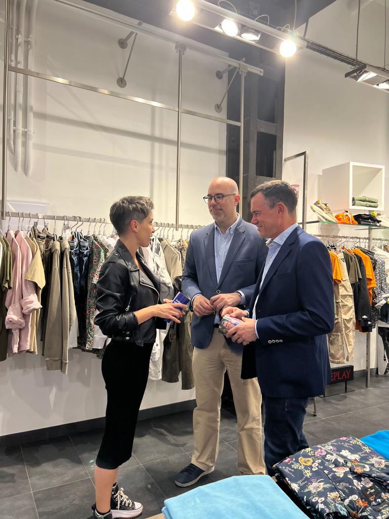 GenisBoadella's tweet photo. Tarda a #Lleida amb l'alcaldable @domenecvn, la gran @rosapujolaitona i els companys d'@ActivemLleida @AraPacteLocal per parlar de propostes pel #comerç i els #autònoms https://t.co/t3lx0vntr8