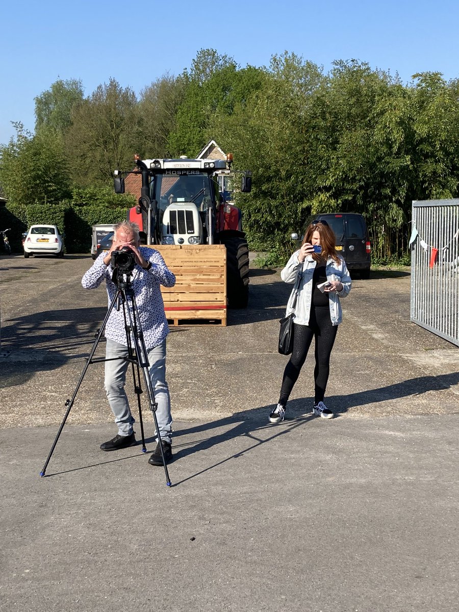 Vandaag zijn 60 enthousiaste vrijwilligers, jong en oud, begonnen aan het ophangen van zo’n 38 km aan vlaggetjes. Het wordt een groots feest! #nieuwbuinen #200jaar