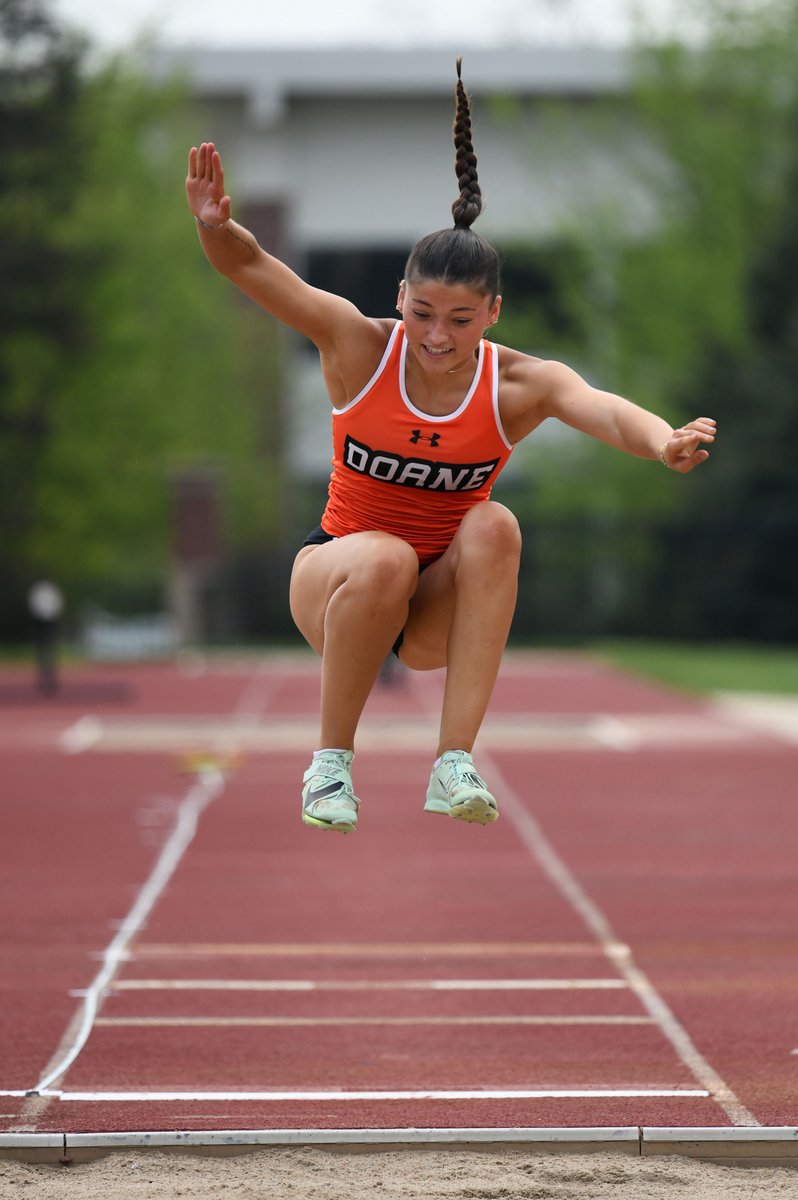 #DoaneTF's <a href="/abbyfontanaa/">ABBY FONTANA</a> is long jumping.

Abby's braid is high jumping.

Get with the program, Abby's braid.

#ConcordiaTwilight