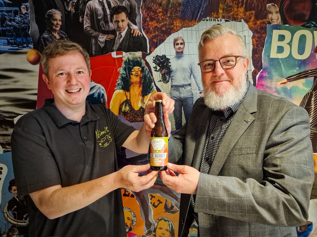 Hij is er! Onze eigen Agniet. Directeur Nico Baars kreeg het 1e flesje overhandigd van Tom van Doorn van de Tielse Brouwerij Nimit. En hij is verrukkelijk! Rijk, intens, met de zachte smaak van perenstroop en de frisfruitige tonen van sinaasappel. Een ruw blond biertje. Proost!