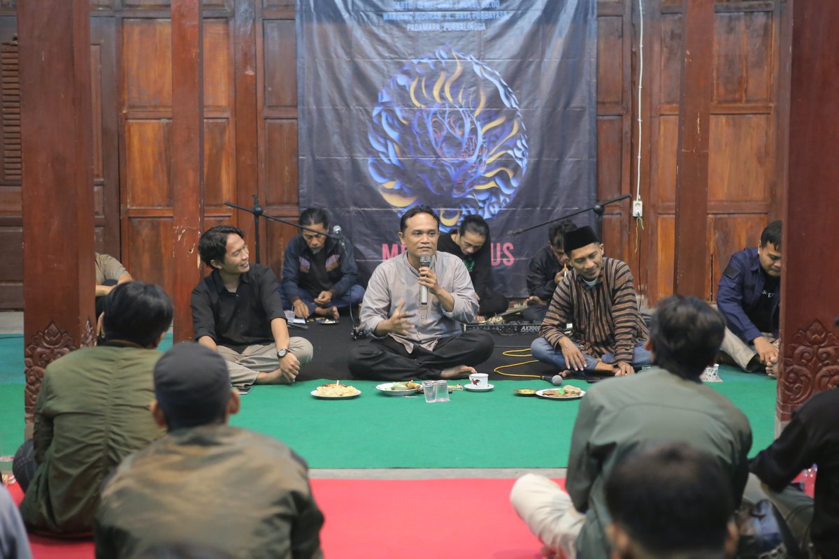JuguranSyafaat's tweet photo. Suasana sesi kedua Juguran Syafaat edisi Mei 2023: ME-NUKLEUS malam ini di Waroeng Juguran, Padamara, Purbalingga. #JSMei https://t.co/y5VqvJO2DQ