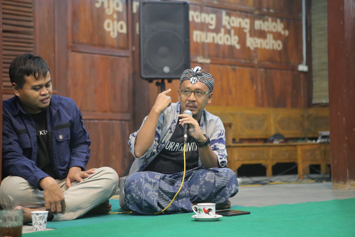 JuguranSyafaat's tweet photo. Suasana sesi kedua Juguran Syafaat edisi Mei 2023: ME-NUKLEUS malam ini di Waroeng Juguran, Padamara, Purbalingga. #JSMei https://t.co/y5VqvJO2DQ