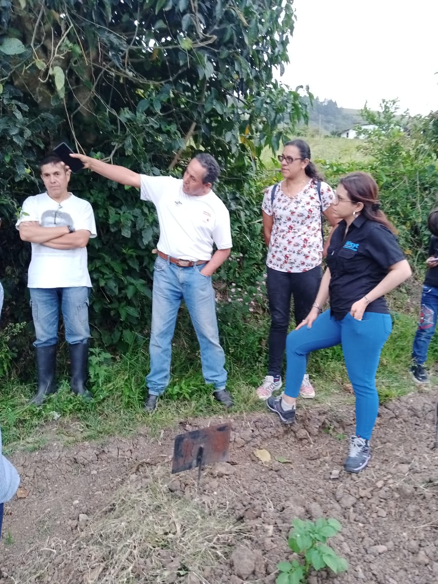 #12May De visita en el Consejo Campesino Cipriano Castro de la población de Capacho Nuevo en la aldea Tres Esquinas en #Tachira evaluando el desarrollo de cultivos con semillas de la Alianza Científica - Campesina, conociendo está importante experiencia que acompaña el @Mincyt_VE