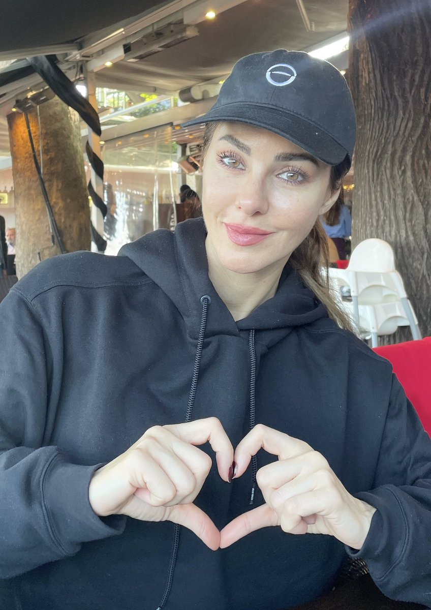 Barışın, huzurun, birliğin kazandığı, farklılıklarımızı kavga değil zenginlik sebebi olarak alıp kabul edeceğimiz, düşmanlık değil sevgi dolu yarınlara. Eğitim, bilim, sanat ve liyakatın hak ettiği değeri bulduğu çağdaş ve laik bir Türkiye için. Hadi birinci turda bitirelim🇹🇷❤️