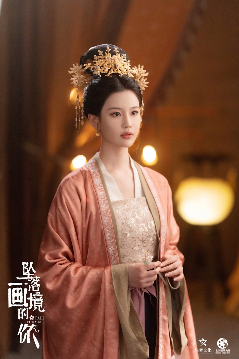 CdramaL's tweet photo. 「📸 | Novo drama histórico de viagem no tempo #FallForYou, atualmente em filmagem, estrelado por #QiYandi (#JudyQi), #DaiJingyao, #HanJingde, #LuXin e mais ❤️
#坠落画境的你 https://t.co/jNPnvJRUNm