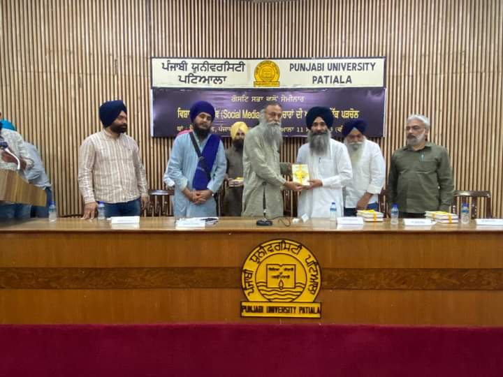 punjabdarbar's tweet photo. ਗੋਸਟਿ ਸਭਾ ਦਾ ਸਫਲ ਸਮਾਗਮ ਸੀ। ਬਿਜਲ ਸੱਥ ਬਾਰੇ ਹੋਰ ਚਰਚਾ ਦੀ ਲੋੜ ਹੈ ਕਿਉਂਕਿ ਦੁਨੀਆ ਦਾ ਵੱਡਾ ਹਿੱਸਾ ਇਸ ਵਿਚ ਵਪਾਰੀ ਜਾਂ ਭੋਗੀ ਬਣ ਕੇ ਸ਼ਾਮਲ ਹੋ ਗਿਆ। ਹੁਣ ਮਸਲਾ ਇਹ ਹੈ ਕਿ ਜਿਹੜੇ ਲੋਕ ਹਕੂਮਤਾਂ ਨਾਲ ਲੜ ਰਹੇ ਹਨ ਉਹ ਆਪਣੇ ਆਪ ਨੂੰ ਲੋੜ ਮੂਜਬ ਨਵਿਆਉਂਦੇ ਹਨ ਜਾਂ ਉਹ ਬਿਜਲ ਸੱਥ ਉਤੇ ਆਪਸੀ ਕਲੇਸ਼ ਵਿਚ ਹੀ ਉਲਝ ਕੇ ਖਤਮ/ਨਿਰਅਸਰ ਹੋ ਜਾਣਗੇ? https://t.co/bmcI5vWGll