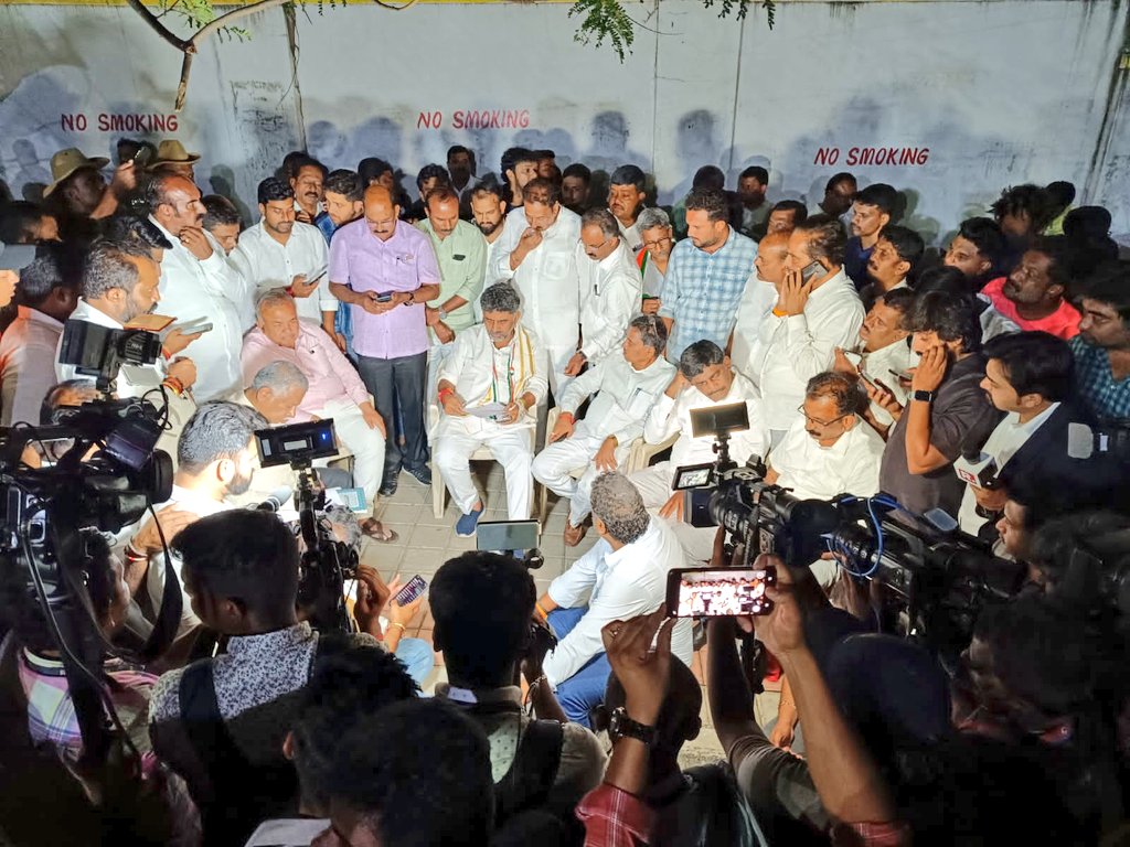 DKShivakumar's tweet photo. ಜಯನಗರ ವಿಧಾನಸಭಾ ಕ್ಷೇತ್ರದ ಕಾಂಗ್ರೆಸ್ ಅಭ್ಯರ್ಥಿ ಶ್ರೀಮತಿ ಸೌಮ್ಯ ರೆಡ್ಡಿ ಅವರು ಗೆಲುವು ಸಾಧಿಸಿದ್ದರೂ ಮರುಎಣಿಕೆ ನೆಪದಲ್ಲಿ ಫಲಿತಾಂಶ ತಿರುಚಲು ಪ್ರಯತ್ನಿಸಿದ ಚುನಾವಣೆ ಅಧಿಕಾರಿಗಳ ನಡೆ ವಿರೋಧಿಸಿ ಮತ ಎಣಿಕೆ ಕೇಂದ್ರ ಜಯನಗರದ ಆರ್ ವಿ ಶಿಕ್ಷಣ ಸಂಸ್ಥೆ ಎದುರು ಧರಣಿ ನಡೆಸಿ, ಮತ ಎಣಿಕೆ ಕೇಂದ್ರದ ಒಳಗೆ ಏಜೆಂಟರಲ್ಲದ ಬಿಜೆಪಿ ಮುಖಂಡರಾದ ಆರ್ ಅಶೋಕ್, ತೇಜಸ್ವಿ ಸೂರ್ಯ ಮತ್ತಿತರರ ಅಕ್ರಮ ಪ್ರವೇಶವನ್ನು ಖಂಡಿಸಲಾಯಿತು.