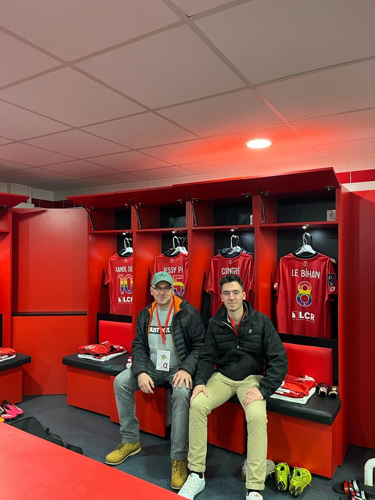 DFCO_Officiel's tweet photo. 🤩 @Alexjames_10 et Éric, son père, vivent l'avant-match de #DFCO - Amiens dans les coulisses ! 

Un cadeau magnifique offert en partenariat avec @Sorare ! 

#DFCOASC https://t.co/C3gmuGOyyu