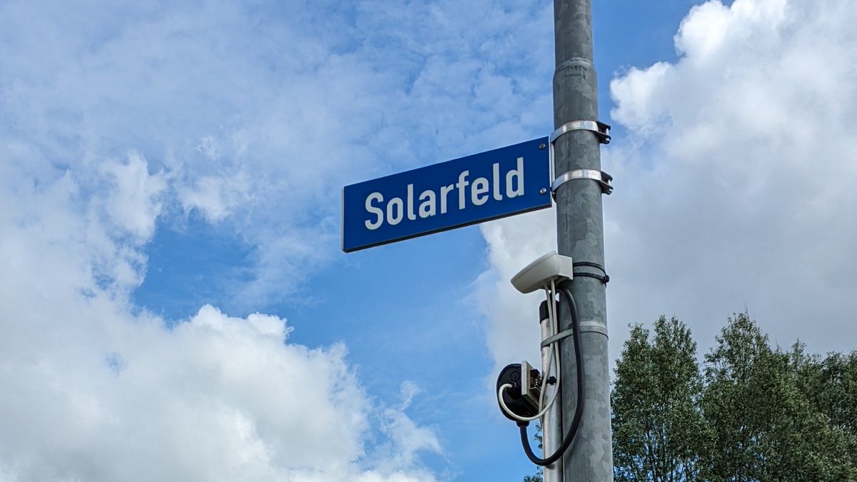 balkonsolar's tweet photo. Der #Balkonsolar Verein war unterwegs und hat sich das Testfeld des @FraunhoferISE in #Merdingen bei Freiburg angesehen. Besonders spannend farbige Module &amp; solche mit durchsichtigem leitenden Kleber, Module für Lärmschutzwände und Solarfassade. https://t.co/icvhiynWpM