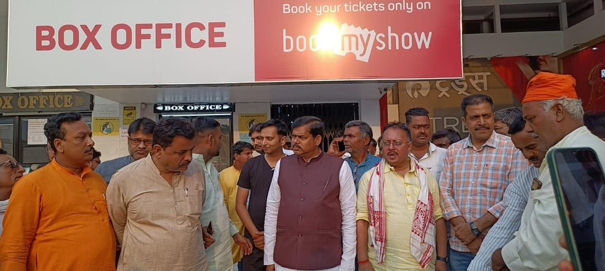 binodbjpgpl's tweet image. आज गोपालगंज के सरस्वती चित्र मंदिर में #thekerlastory  का स्पेशल शो लगभग 400 बच्चियों व @Gopalganj4BJP कार्यकर्ताओं संग देखा।
@TawdeVinod @HarishD_BJP @sunilozabjp @BJPNagendraJi @SMCHOUOfficial @bhikhubhaidbjp