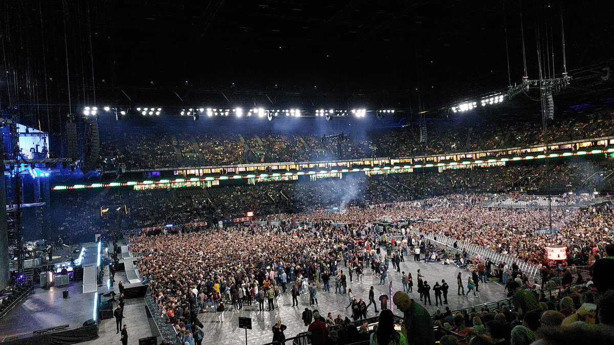 Into the place ! <a href="/springsteen/">Bruce Springsteen</a> 😍