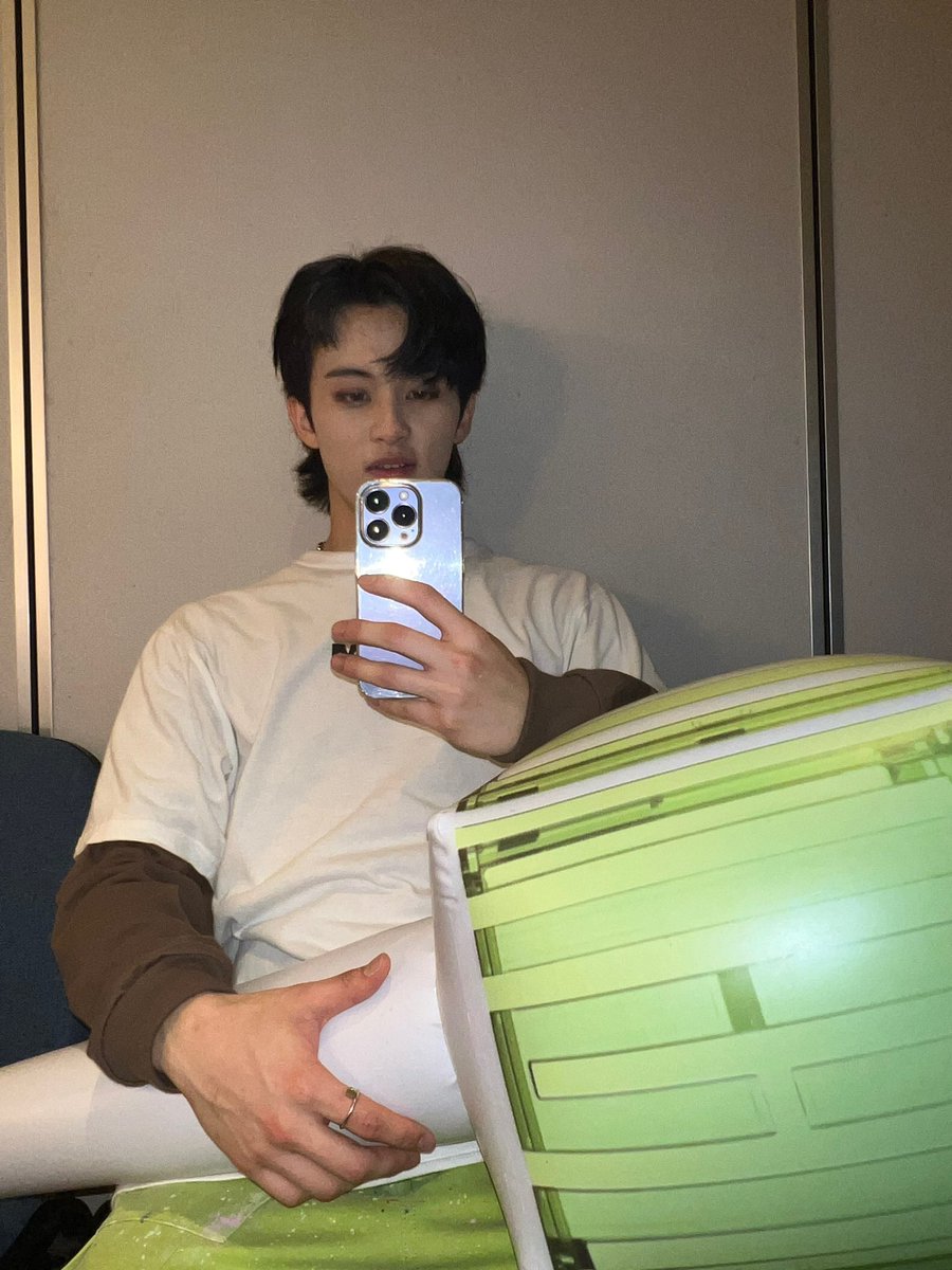 kogumahaechan's tweet photo. why he holding the giant lightstick like it a dick pic https://t.co/nXJKqKXGtx