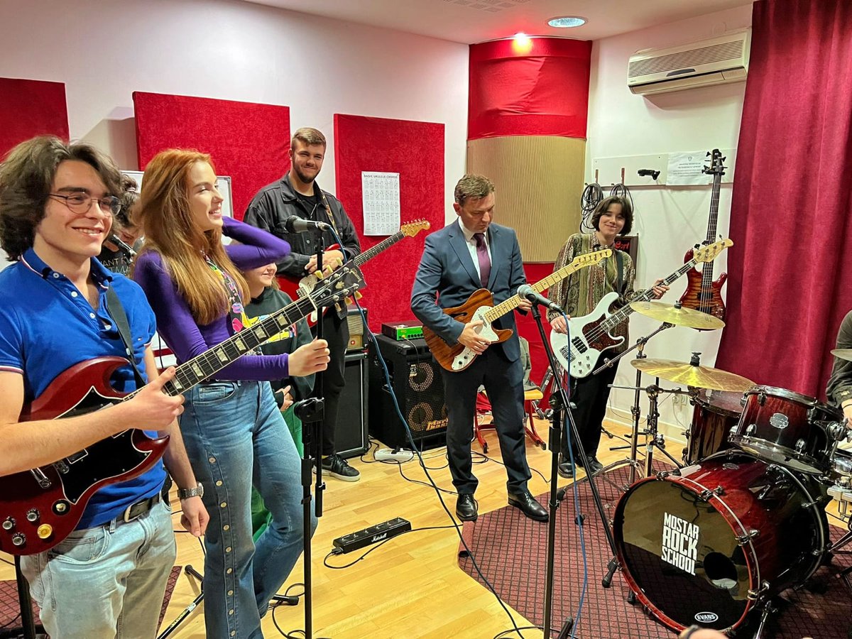 Bujar_O's tweet photo. It was a pleasure to listen the talented musicians from #MostarRockSchool in #Mostar. What a great place to combine youth &amp; art 🎵. Hope their success story can be replicated in other institutions in the region and beyond. https://t.co/m7cvsUoC1d