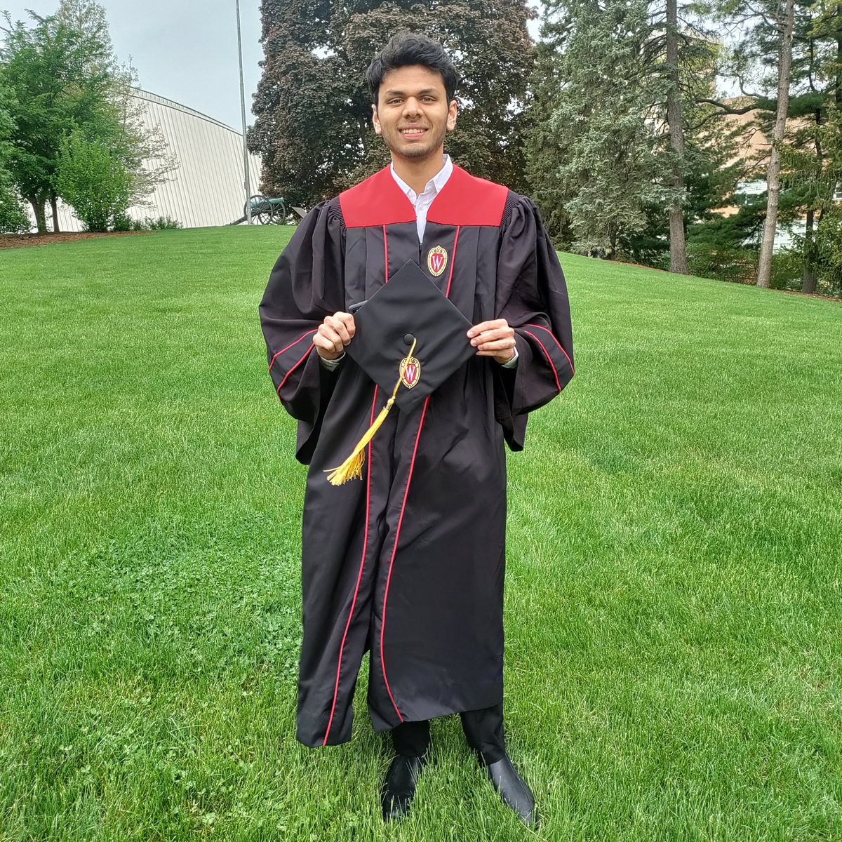 vinaybhide's tweet photo. Proud of you Kedar!!! Congratulations!!! Mumma &amp; Baba
#UWGrad https://t.co/K3aVIRh6kL