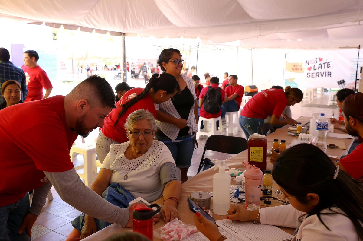 rvillanueval's tweet photo. Nuestra comunidad comparte una filosofía: pensar, trabajar y servir:👇🏽
Ayer la brigada universitaria “#NosLateServir” acercó atención médica; asesoría jurídica, contable y psicológica gratuita a las y los vecinos de la #Prepa22, en Tlaquepaque.
Gracias a los voluntarios de la brigada por ayudar a quienes más lo necesitan.