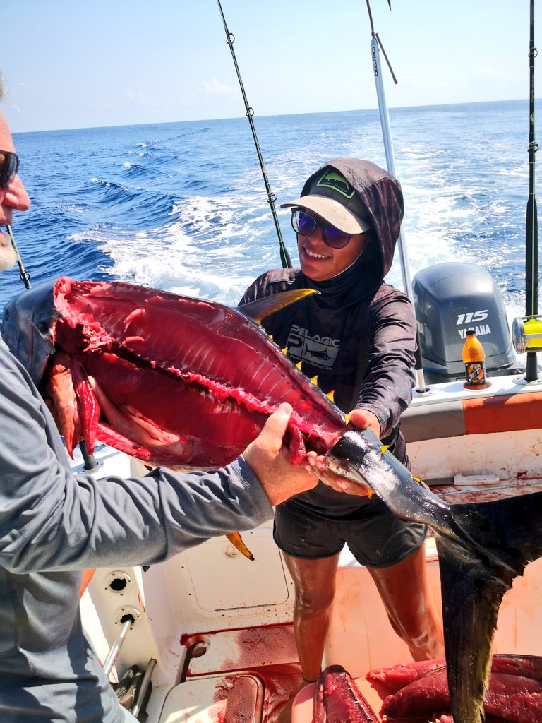andres_brenes's tweet photo. Llegamos cansados, asoleados, con una caña quebrada pero aún así se sacó la tarea, 1 hora 28 minutos de pelea, pero hubo sashimi para rato. #CostaRicaSportFishing #CostaRica #AtunTICO https://t.co/BzCBrlzBKq