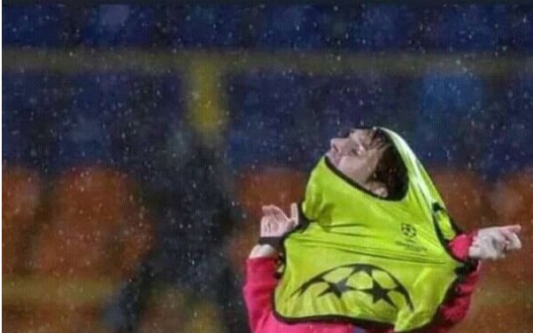 sofistiquis's tweet photo. #memes #amigas #Messi #roupa Amiga: A roupa ficou boa?

Eu colocando a roupa https://t.co/qh2vnl4GqZ