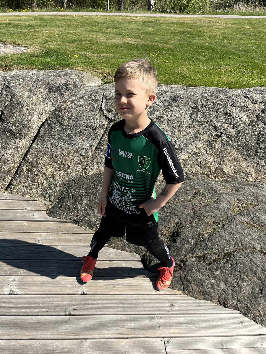 hysentobias's tweet photo. Idag har den här superkillen spelat sina första fotbollsmatcher!! Så stolt⚽️❤️
#lexton #tölöif https://t.co/yOCWKkkB4Y